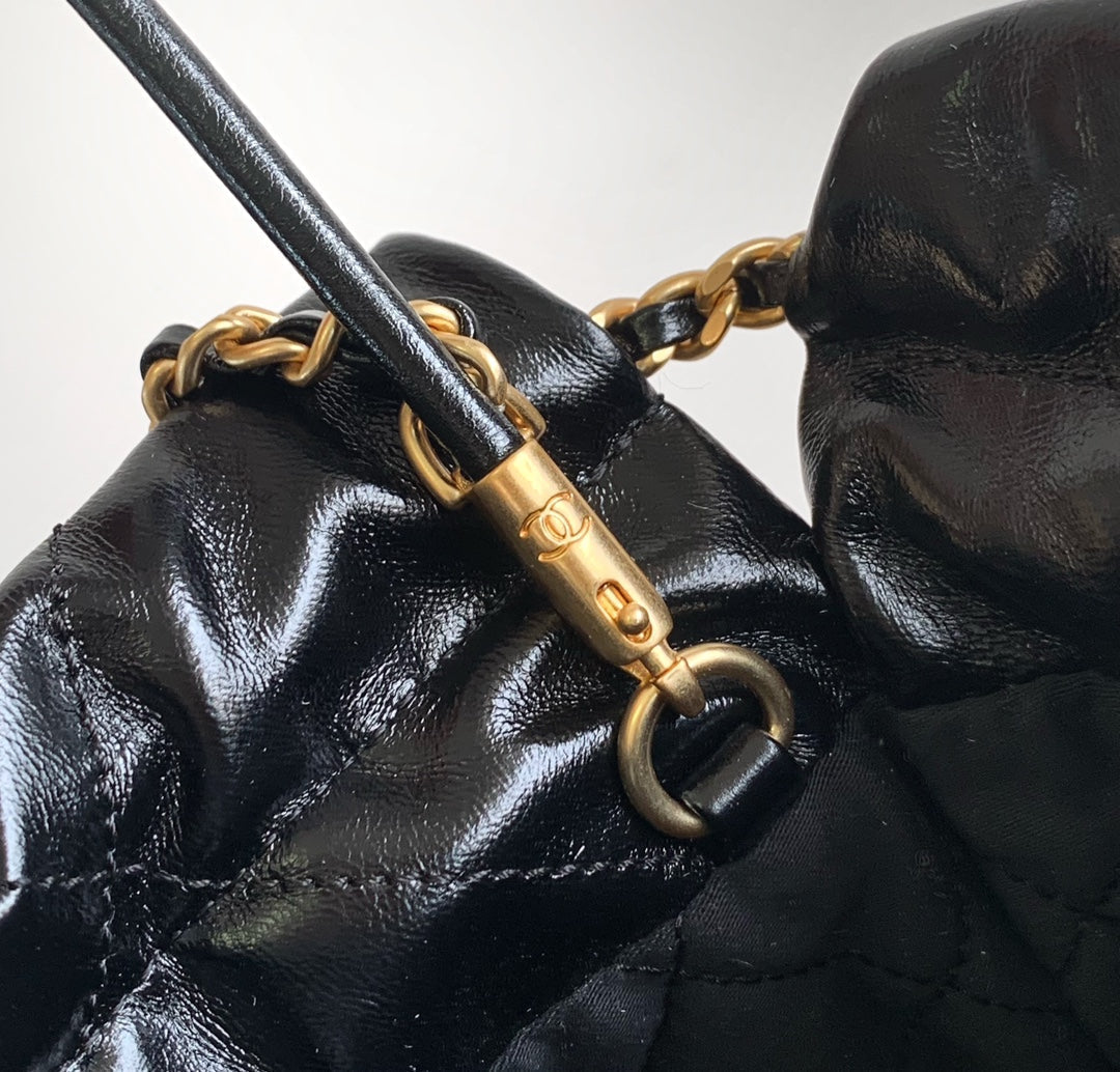 Sac CC MINI 20 en veau brillant noir et métal doré