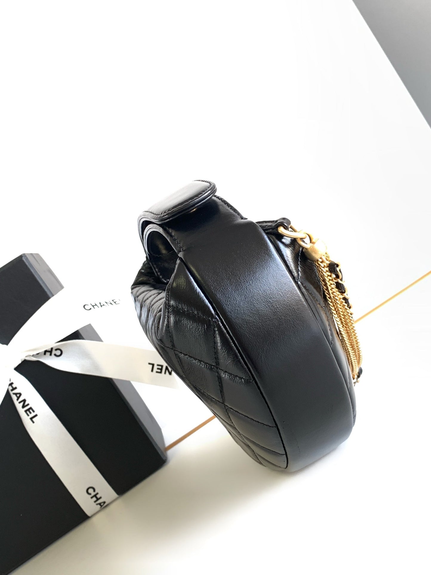 CC 16 MINI POCHETTE EN CUIR DE VEAU GRAINÉ NOIR ET MÉTAL DORÉ