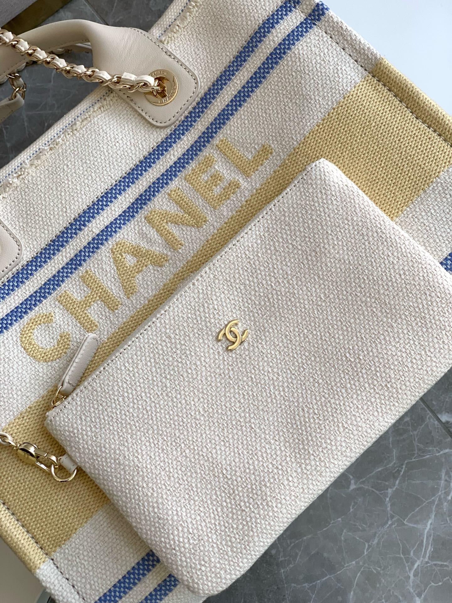 CABAS 34 EN TOILE BLANCHE, BLEUE ET JAUNE