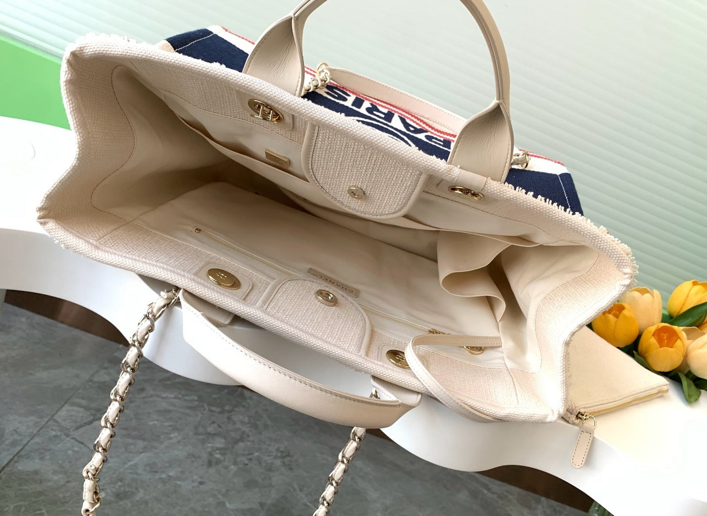 SAC DE COURSES 38 EN TOILE BLANC ROUGE ET BLEU MARINE