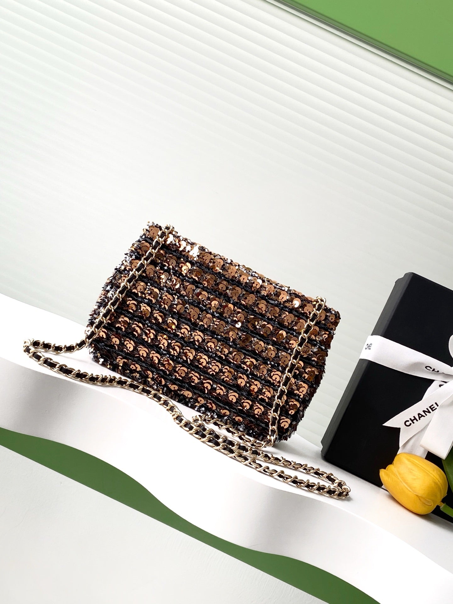 SAC CLASSIQUE À RABAT 21 EN PAILLETTES NOIRES MÉLANGÉES MARRON