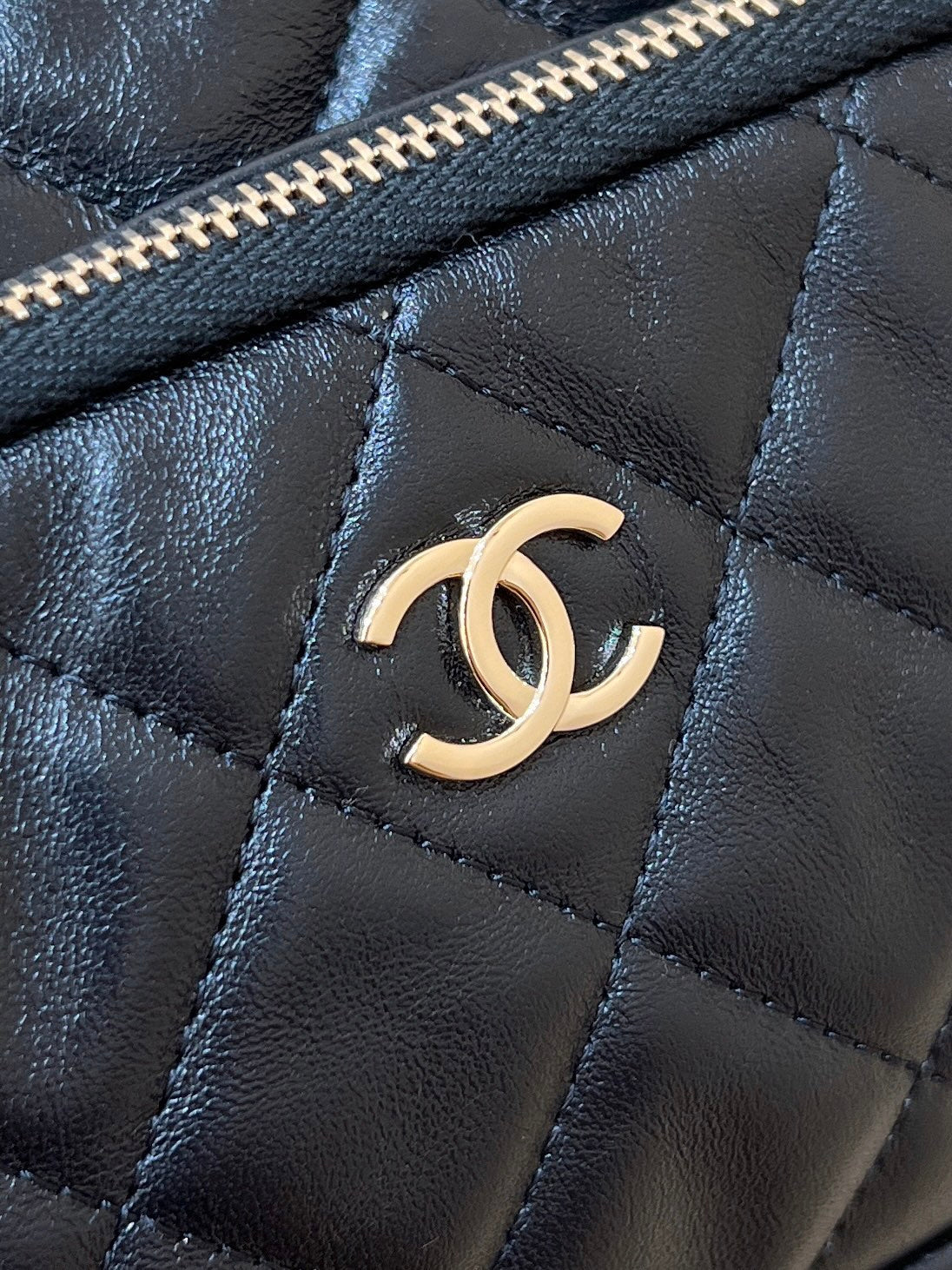 SAC D'ÉPAULE MATELASSÉ 21 EN AGNEAU NOIR AVEC FINITIONS MÉTALLIQUES DORÉES