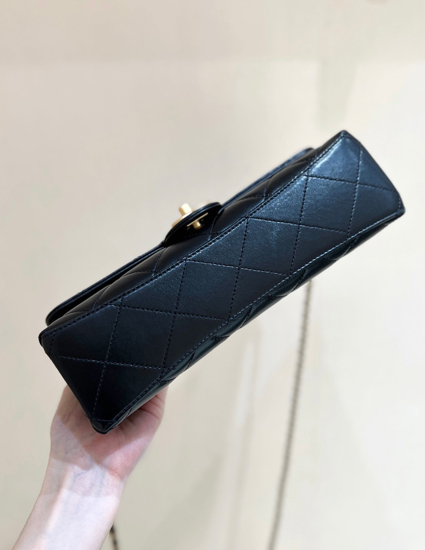 SAC PEARL À ANSE 25 EN CUIR D'AGNEAU NOIR AVEC ACCASTILLAGE DORÉ