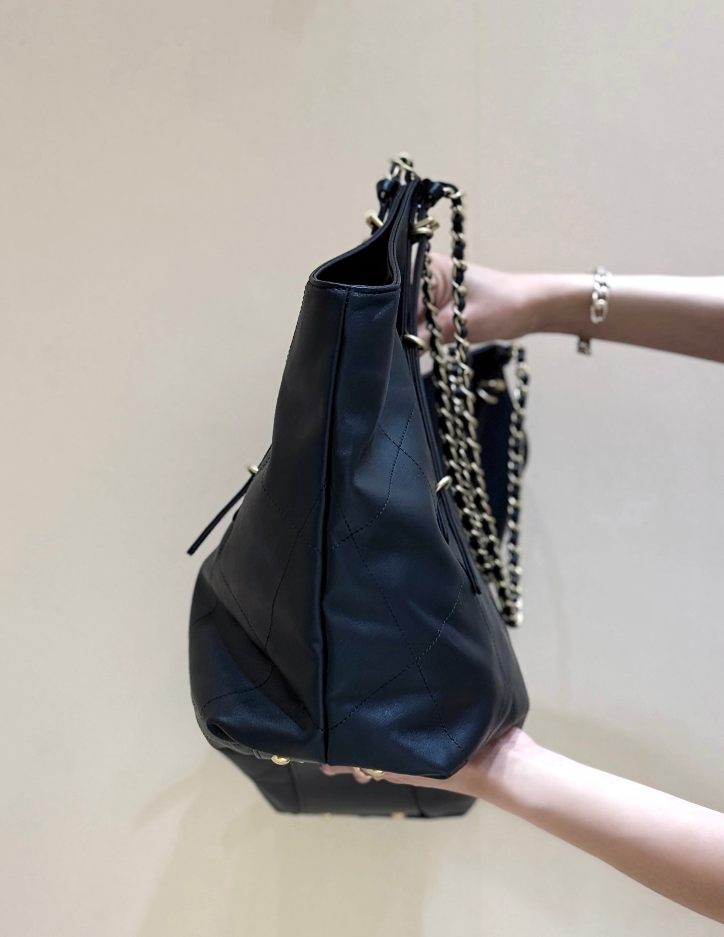 GRAND SAC SHOPPING MAXI 59 EN VEAU NOIR MÉTAL DORÉ