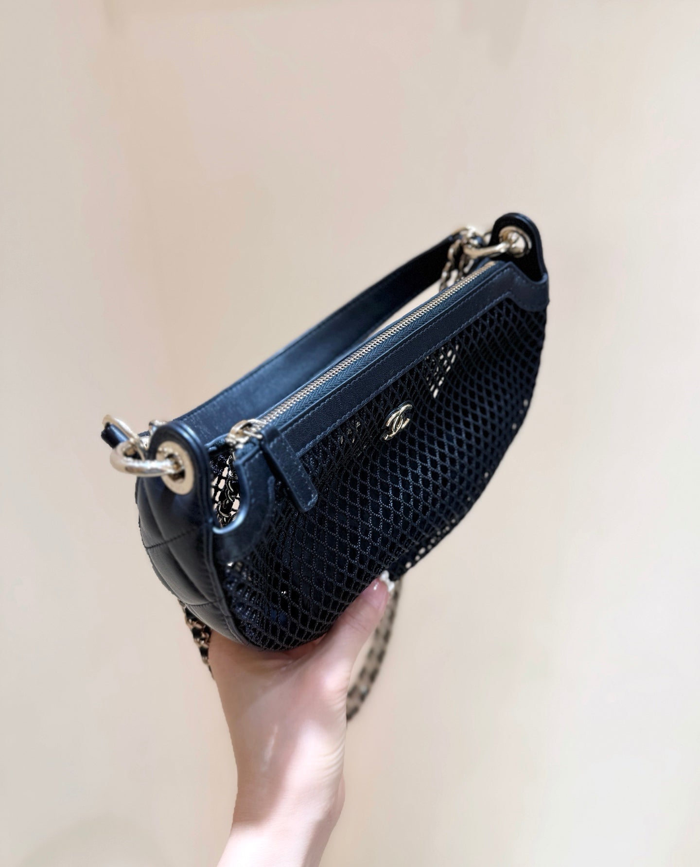 POCHETTE FILET 22 EN CUIR D'AGNEAU EFFET NOIR MÉTALLISÉ DORÉ