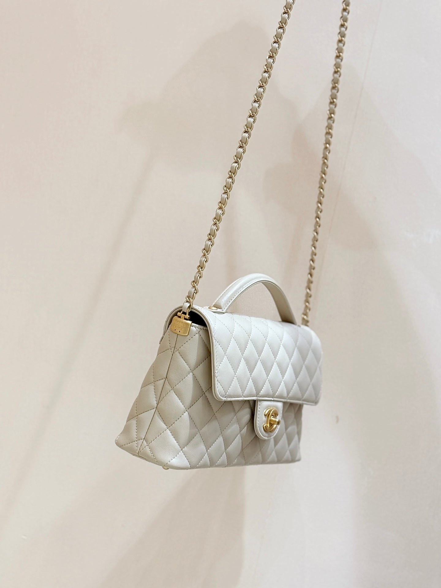 SAC À RABAT MATELASSÉ AVEC POIGNÉE 26 EN AGNEAU BEIGE MÉTAL PLAQUÉ OR