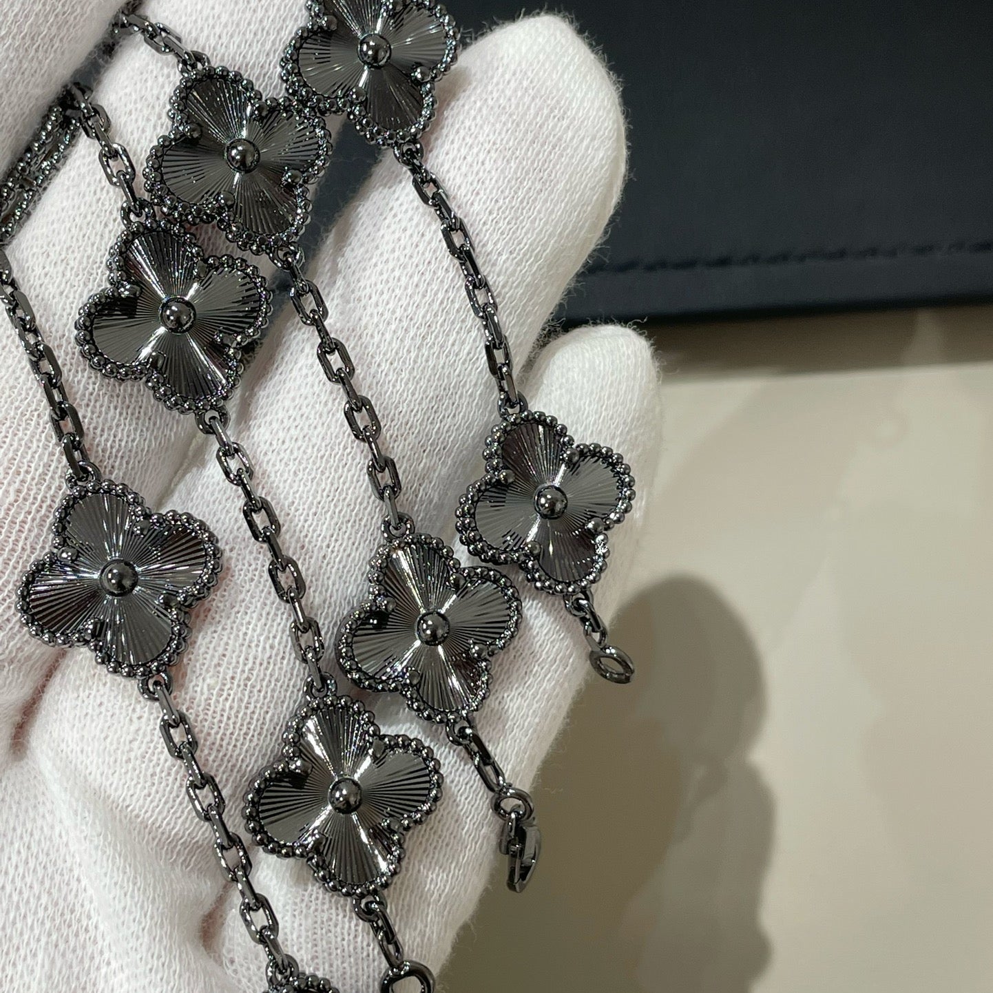 [Shinejoy]CLOVER 5 MOTIF BLACK BRACELET