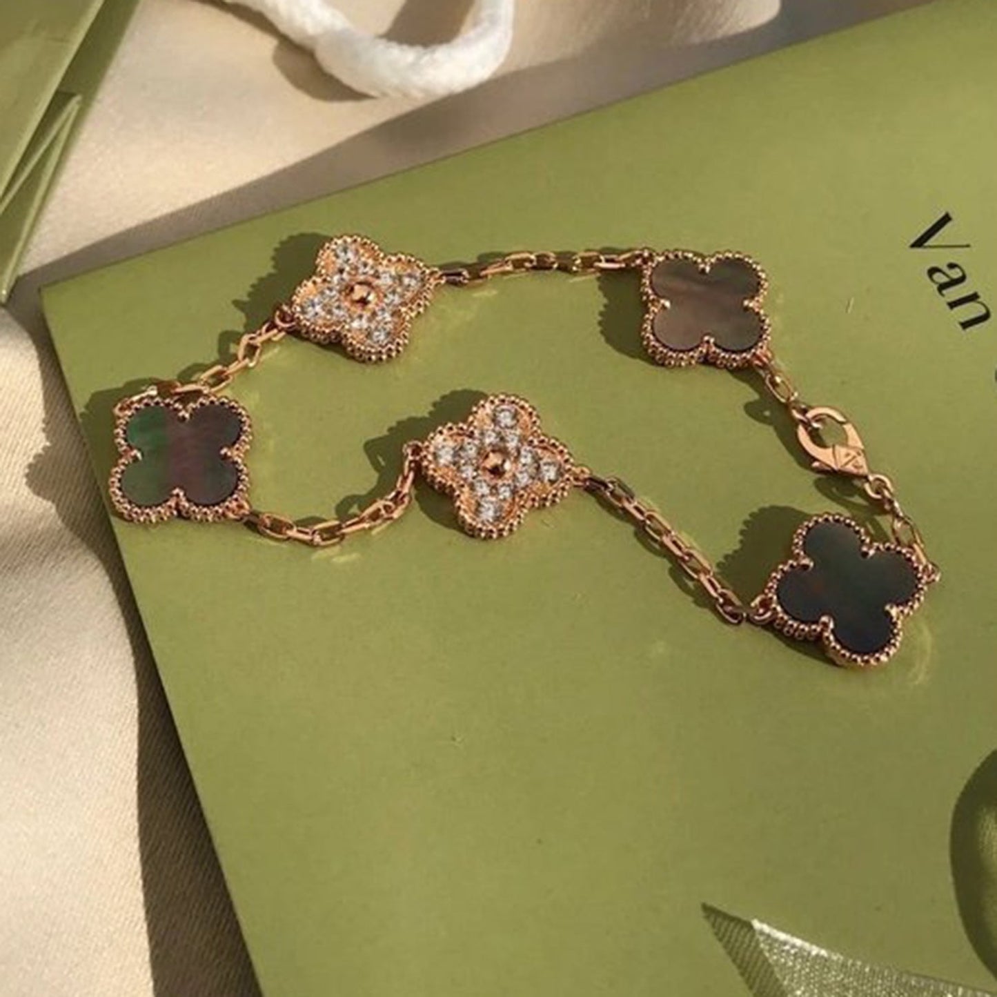 [Shinejoy] CLOVER 5 MOTIF GRAY MOP BRACELET COLLECTION