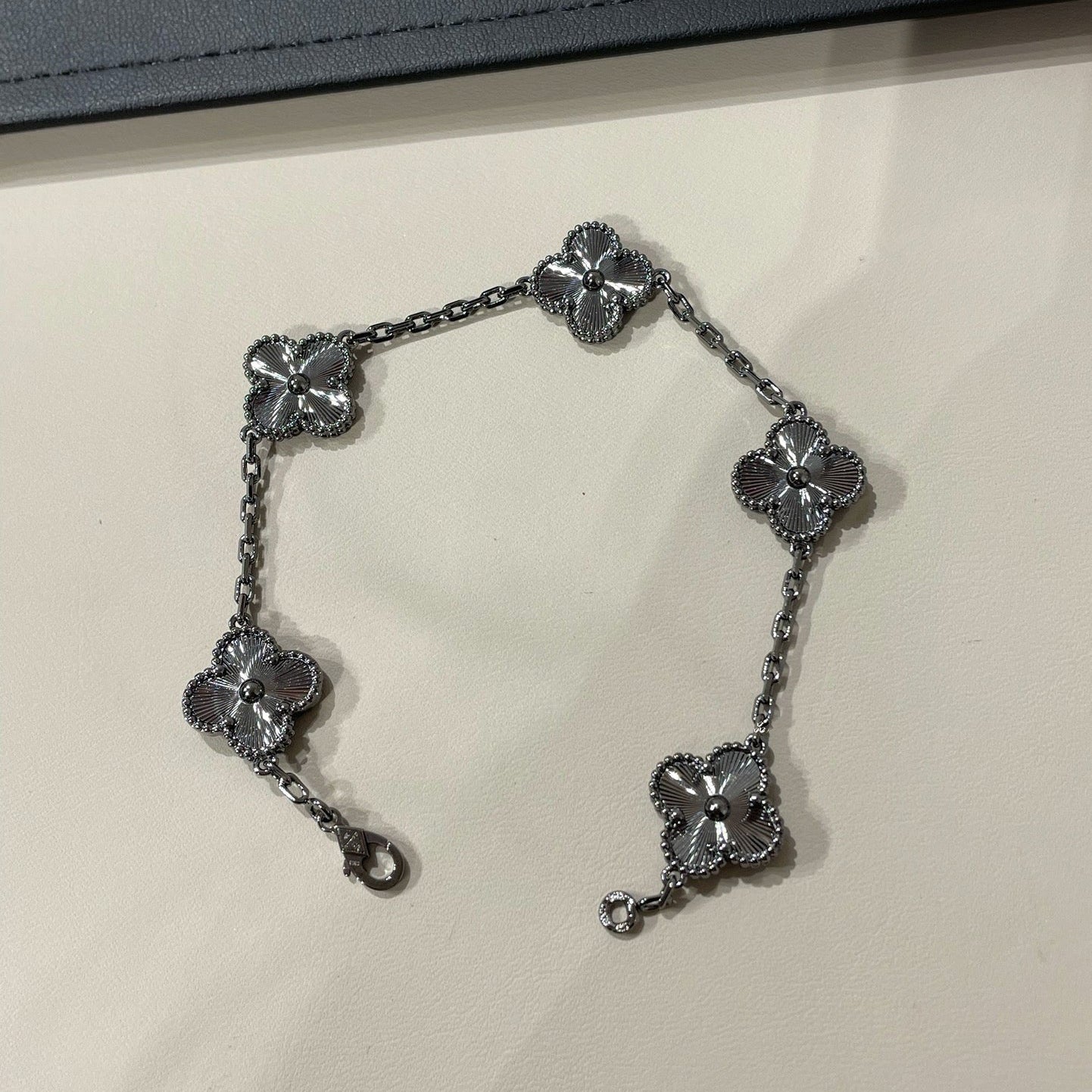 [Shinejoy]CLOVER 5 MOTIF BLACK BRACELET