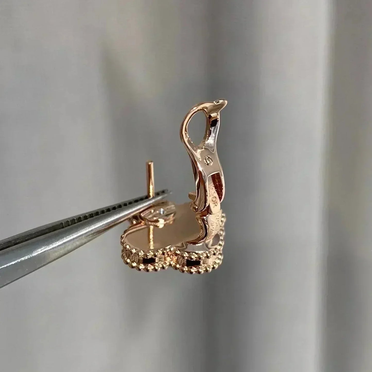 [Shinejoy]CLOVER MEDIUM 1 MOTIFS  PINK MOP DIAMOND EARRINGS