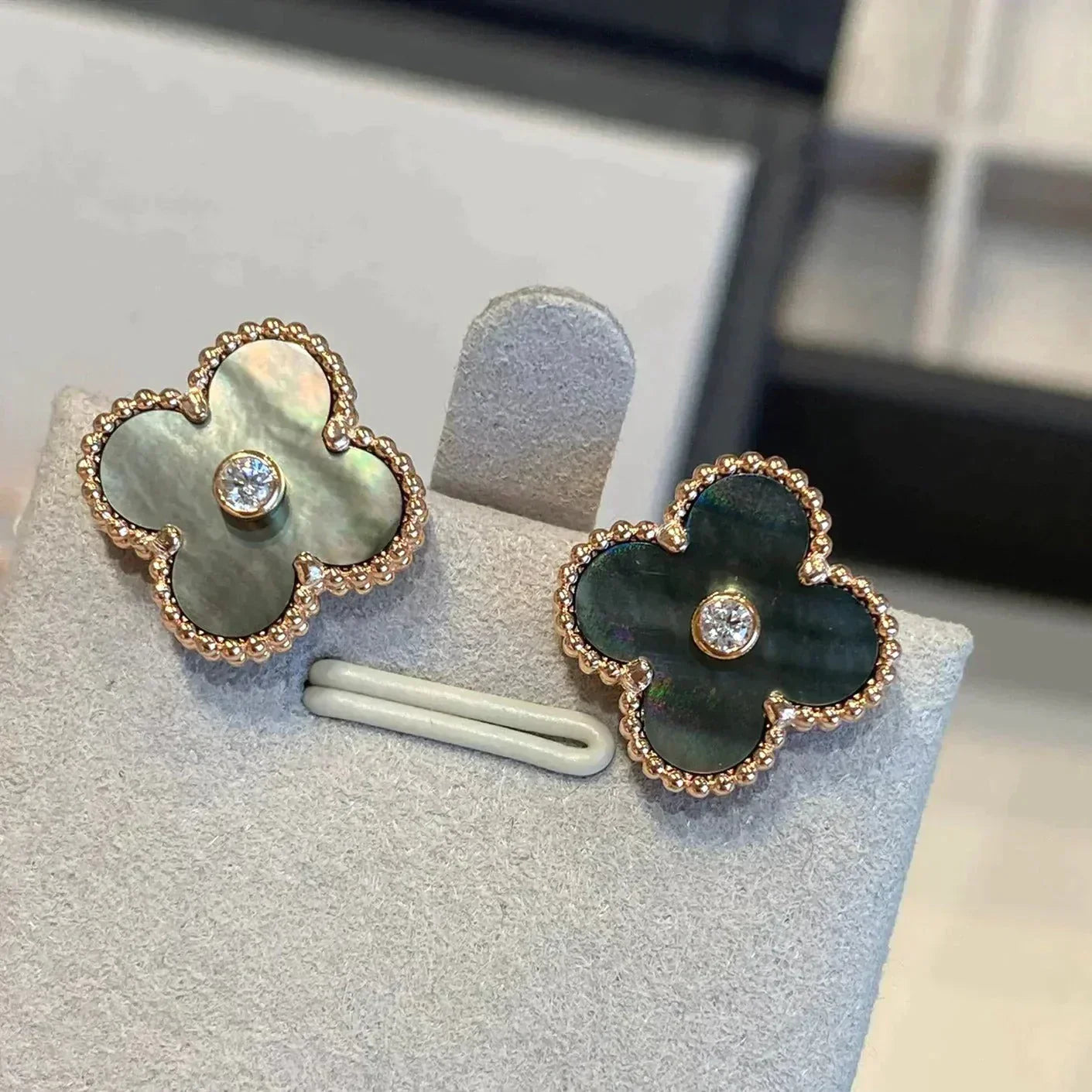 [Shinejoy]CLOVER MEDIUM 1 MOTIFS GRAY MOP  DIAMOND EARRINGS