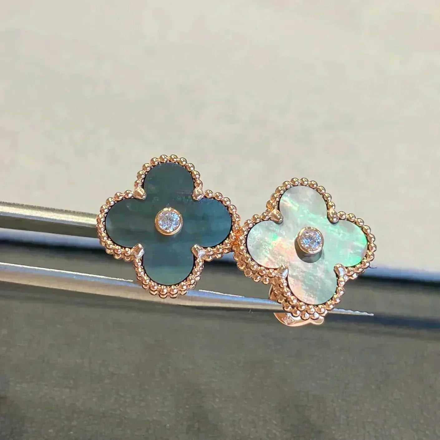 [Shinejoy]CLOVER MEDIUM 1 MOTIFS GRAY MOP  DIAMOND EARRINGS