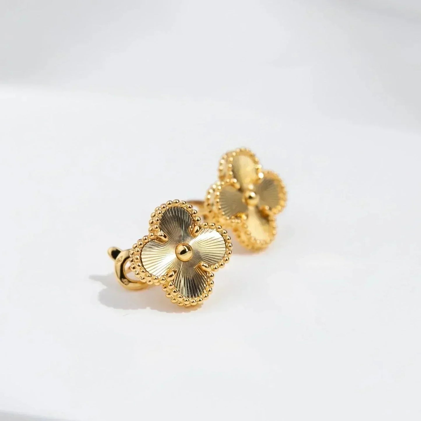 [Shinejoy]CLOVER MEDIUM 1 MOTIFS LASER EARRINGS