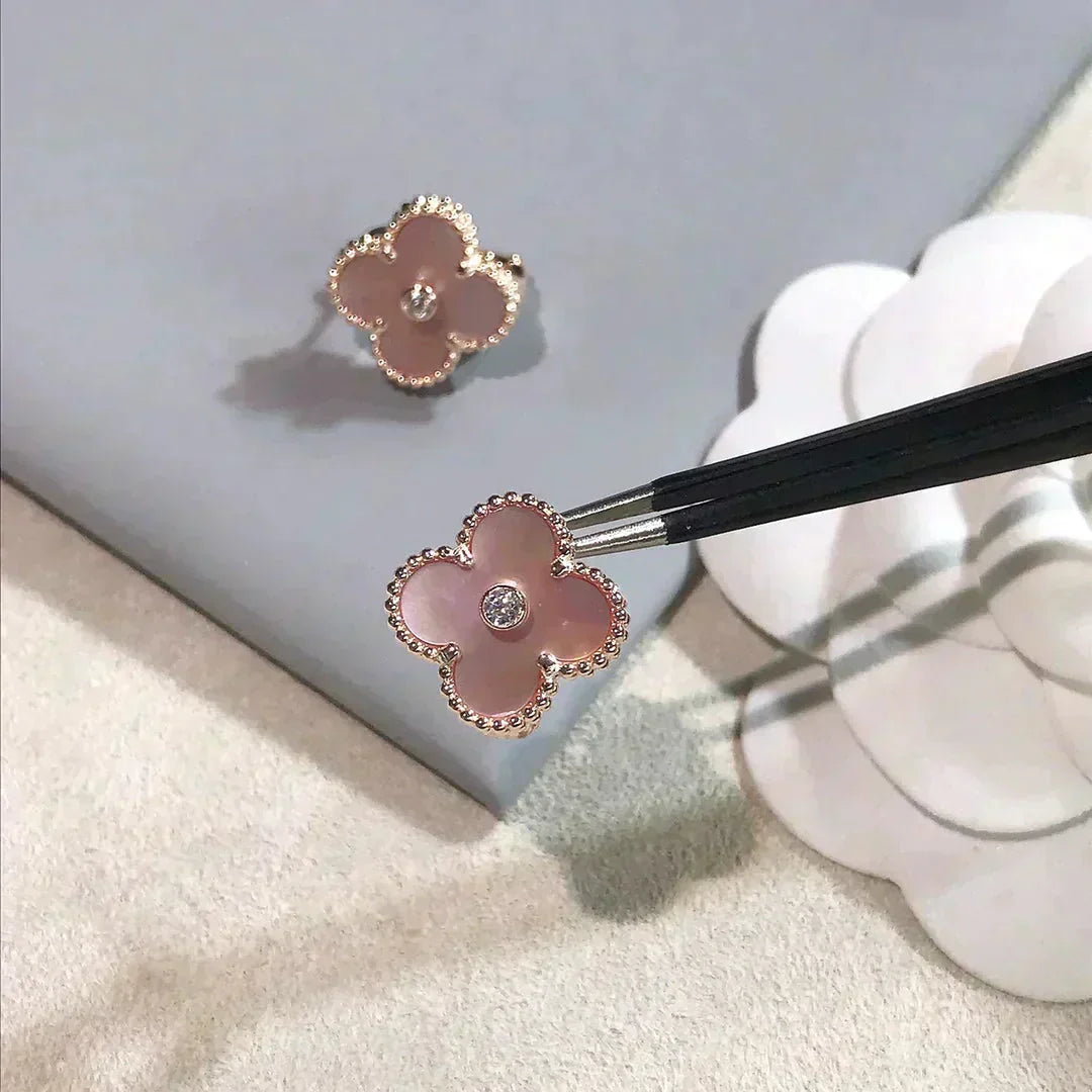 [Shinejoy]CLOVER MEDIUM 1 MOTIFS  PINK MOP DIAMOND EARRINGS