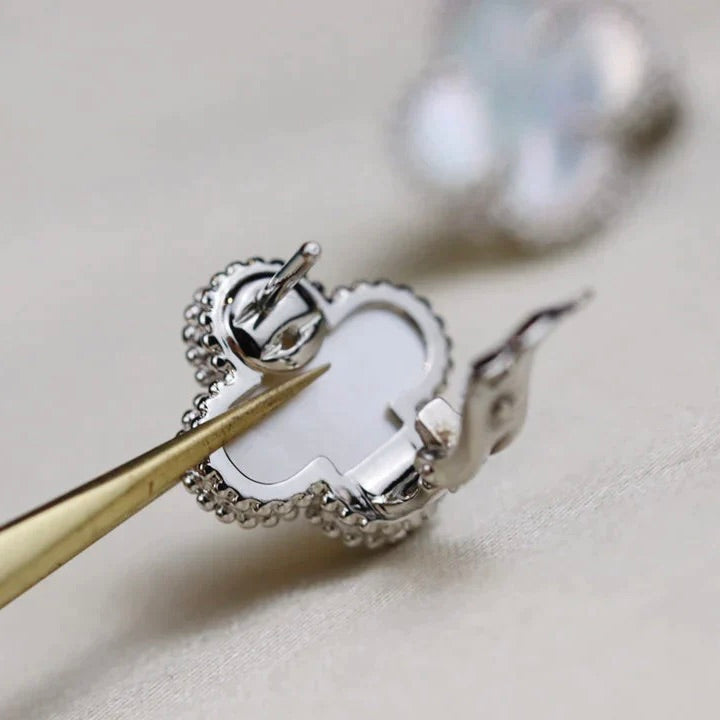 [Shinejoy]CLOVER MEDIUM 1 MOTIFS  WHITE MOP EARRINGS SILVER