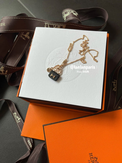 [Shinejoy]CONSTANCE BLACK PEDANT PINK GOLD NECKLACE