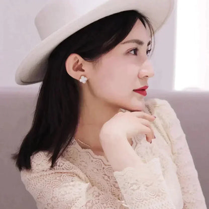 [Shinejoy]CLOVER MEDIUM 1 MOTIFS  WHITE MOP STUD EARRINGS