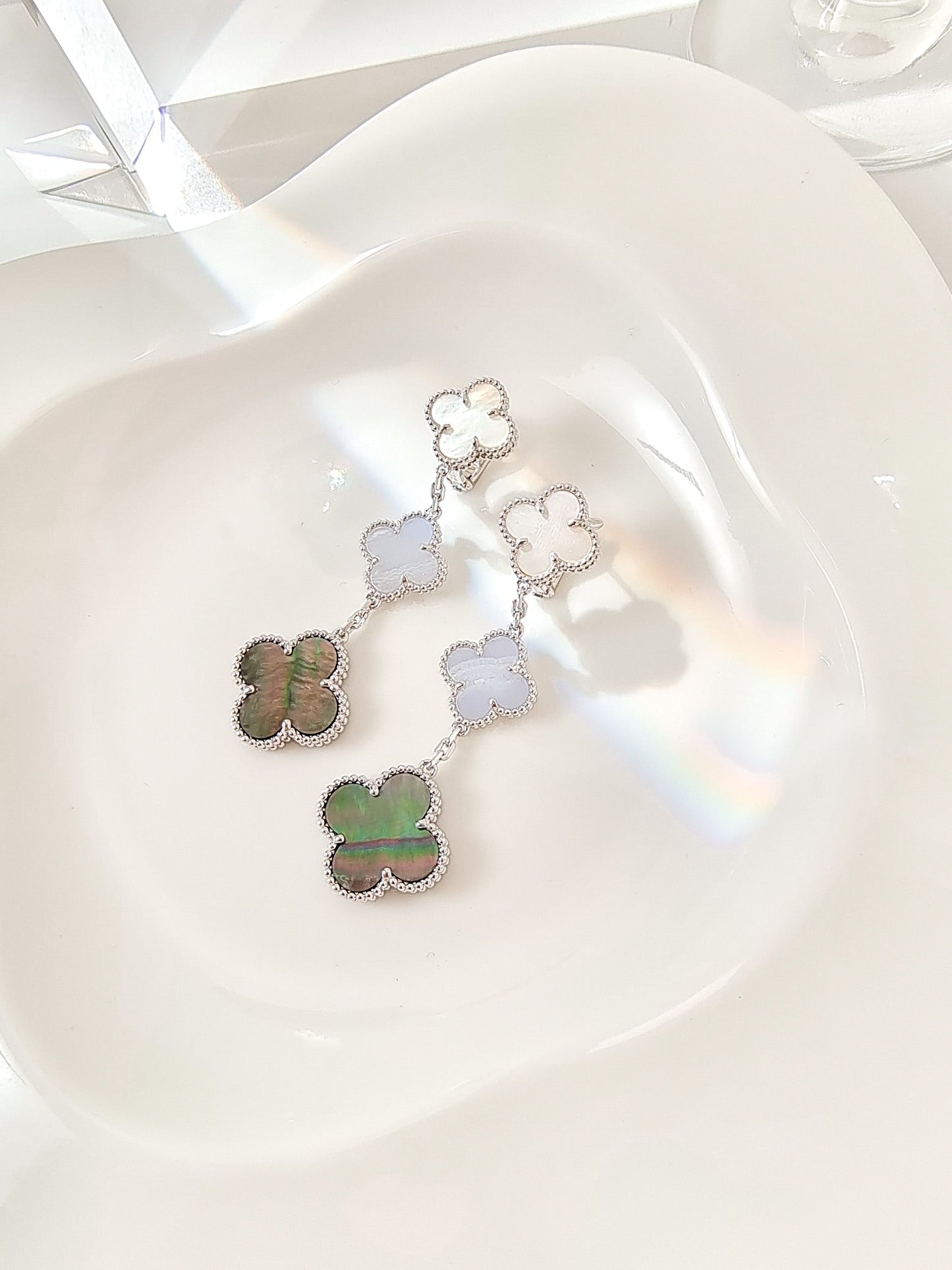 [Shinejoy]CLOVER 3 MOTIFS CHALCEDONY DARK MOP SILVER EARRINGS