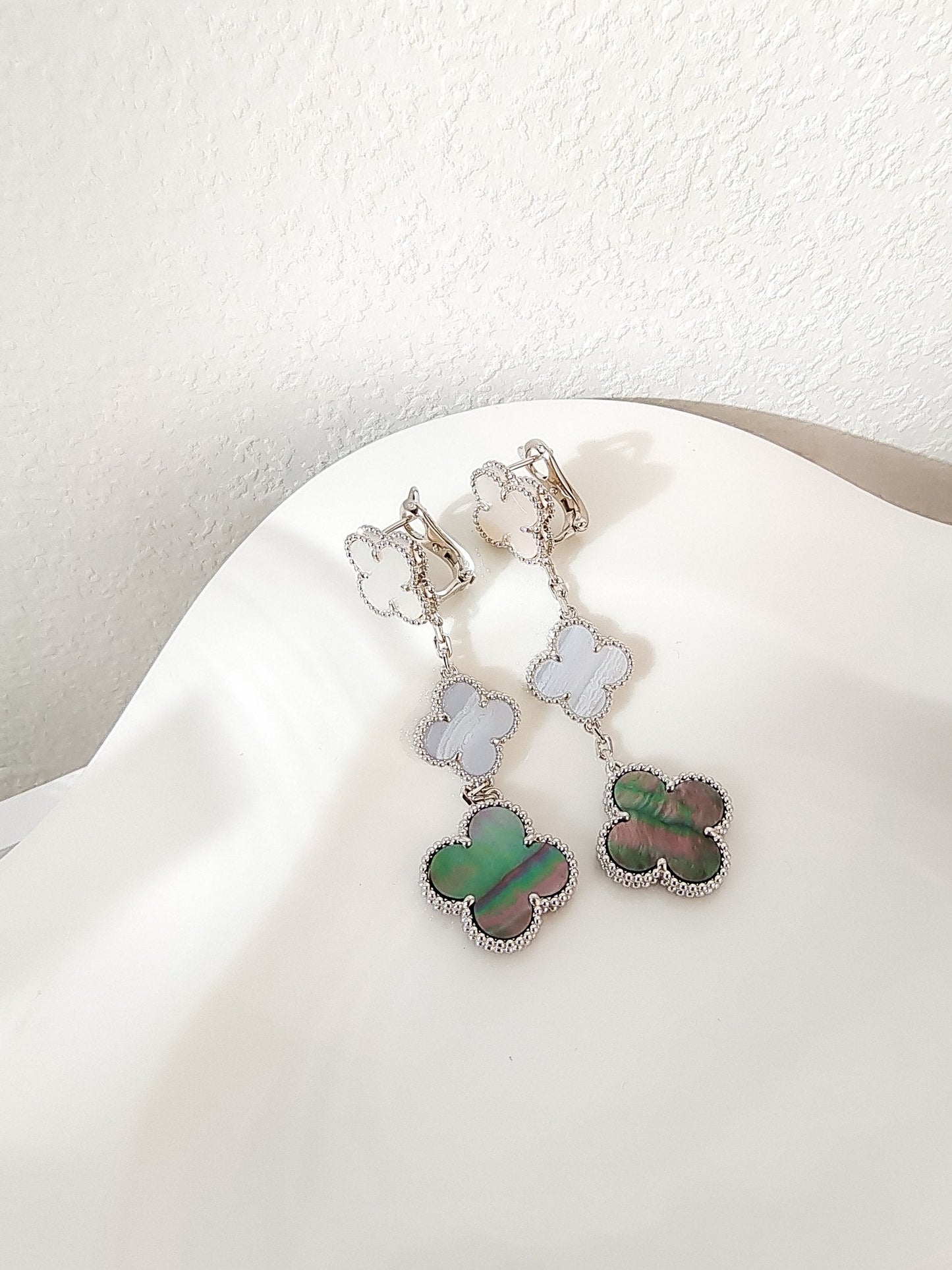 [Shinejoy]CLOVER 3 MOTIFS CHALCEDONY DARK MOP SILVER EARRINGS