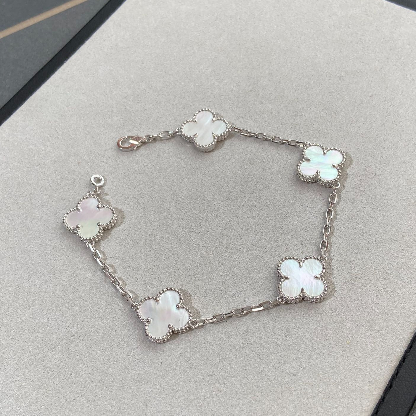 [Shinejoy]CLOVER WHITE PEARL MOP 5 MOTIF BRACELET COLLECTION