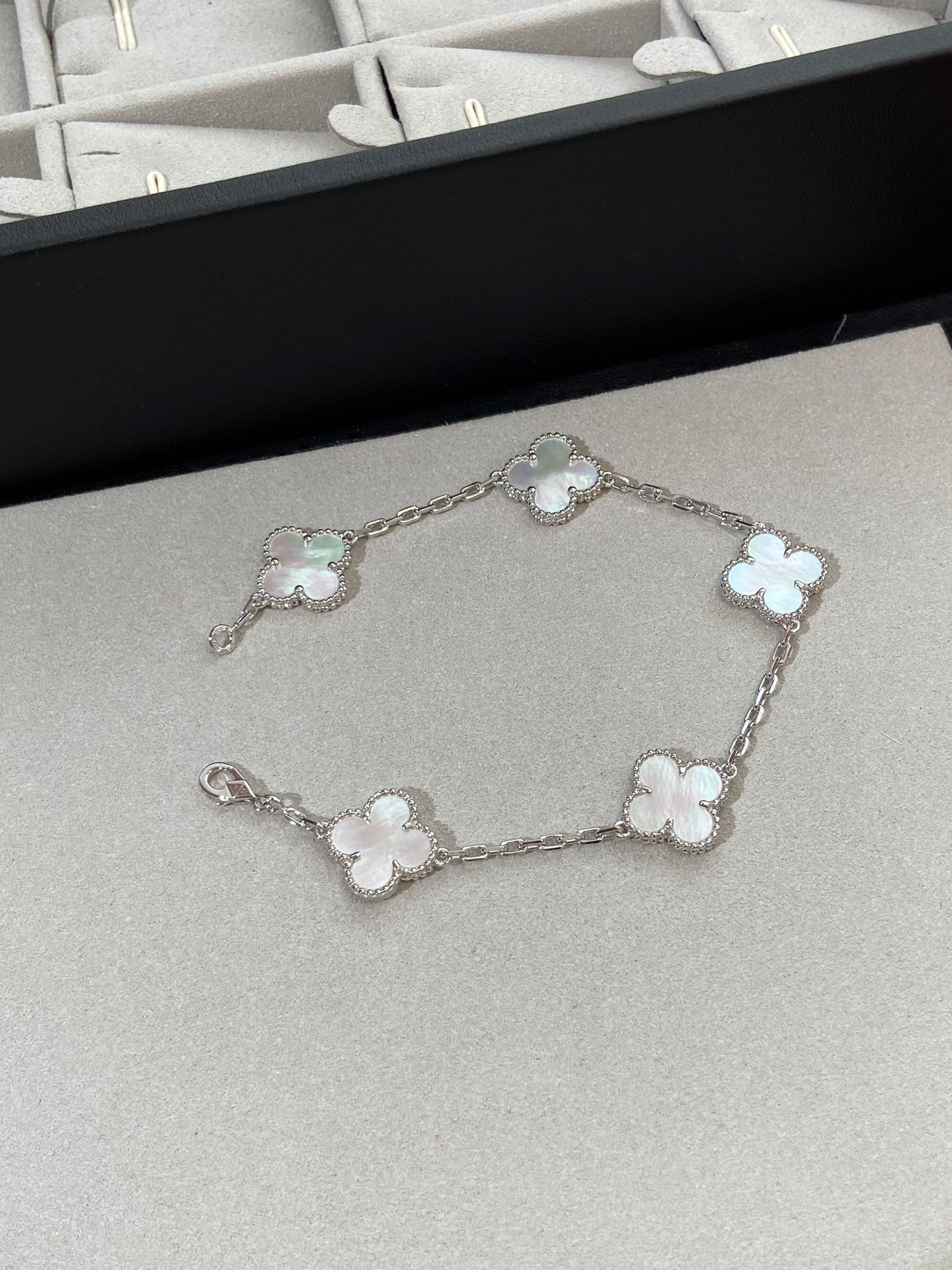 [Shinejoy]CLOVER WHITE PEARL MOP 5 MOTIF BRACELET COLLECTION