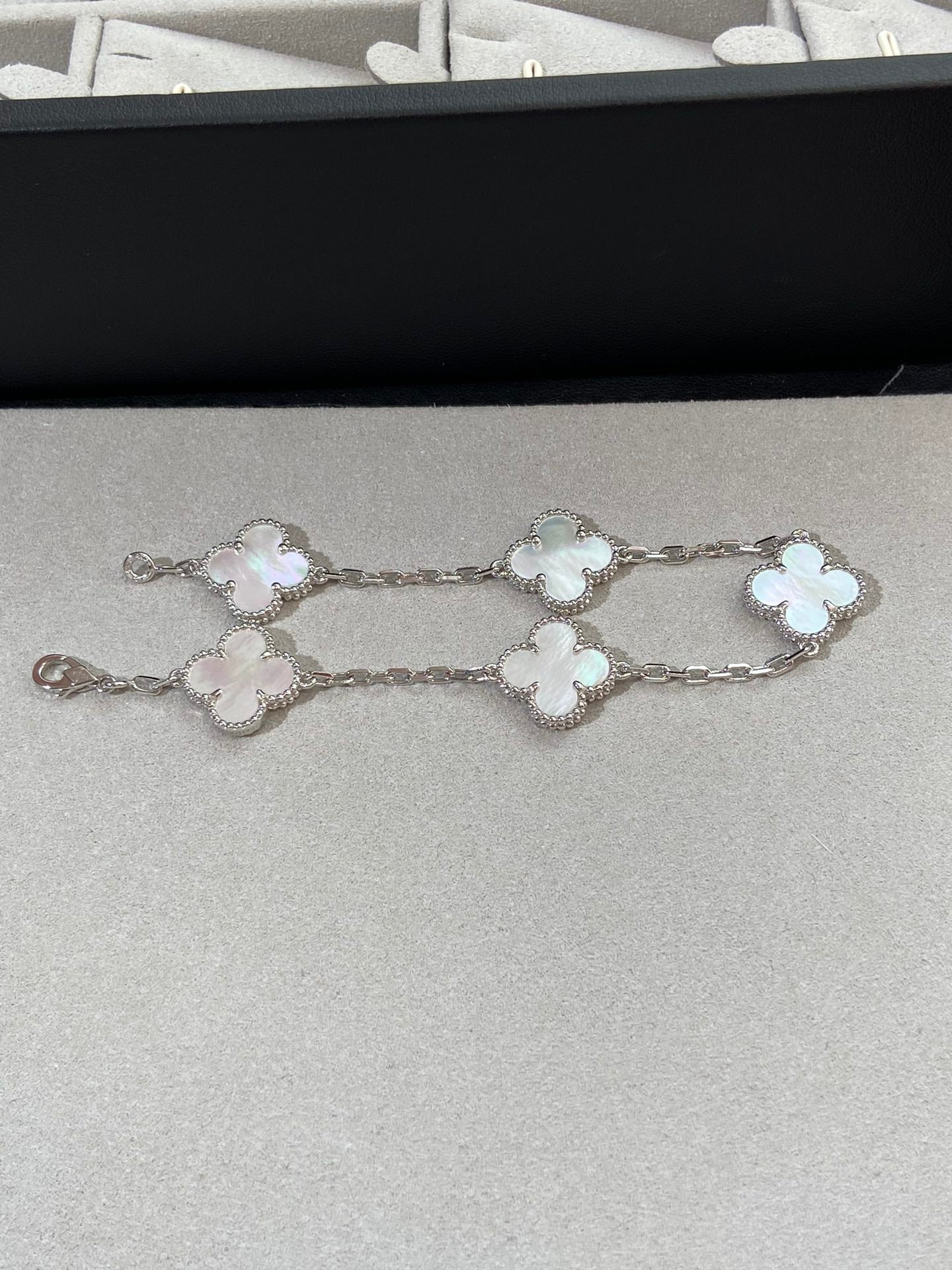 [Shinejoy]CLOVER WHITE PEARL MOP 5 MOTIF BRACELET COLLECTION