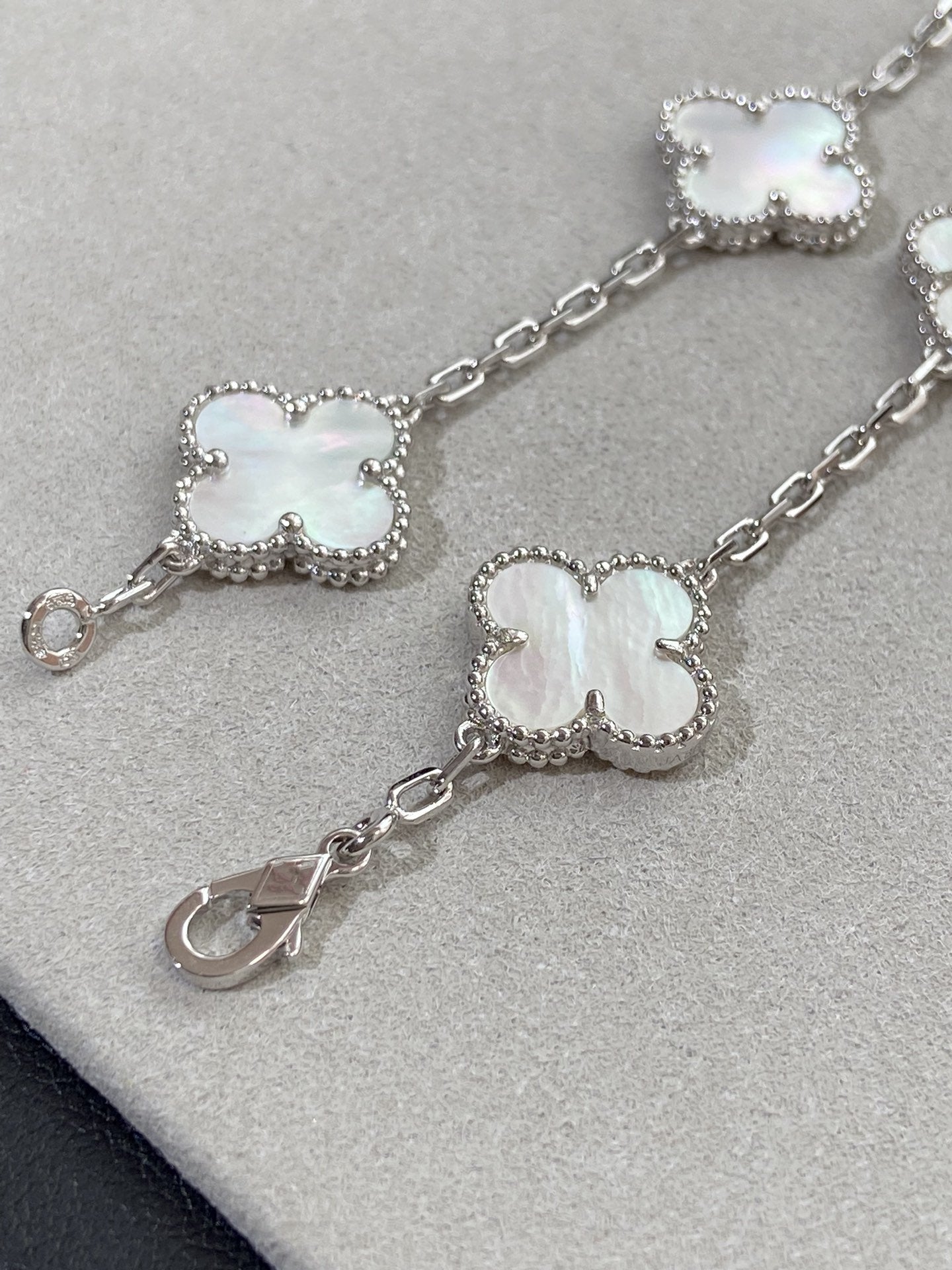 [Shinejoy]CLOVER WHITE PEARL MOP 5 MOTIF BRACELET COLLECTION