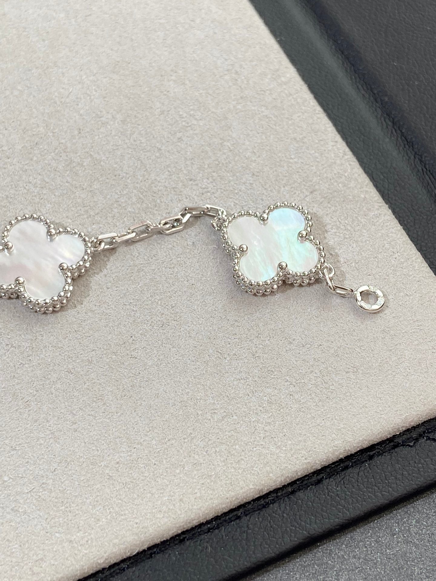 [Shinejoy]CLOVER WHITE PEARL MOP 5 MOTIF BRACELET COLLECTION