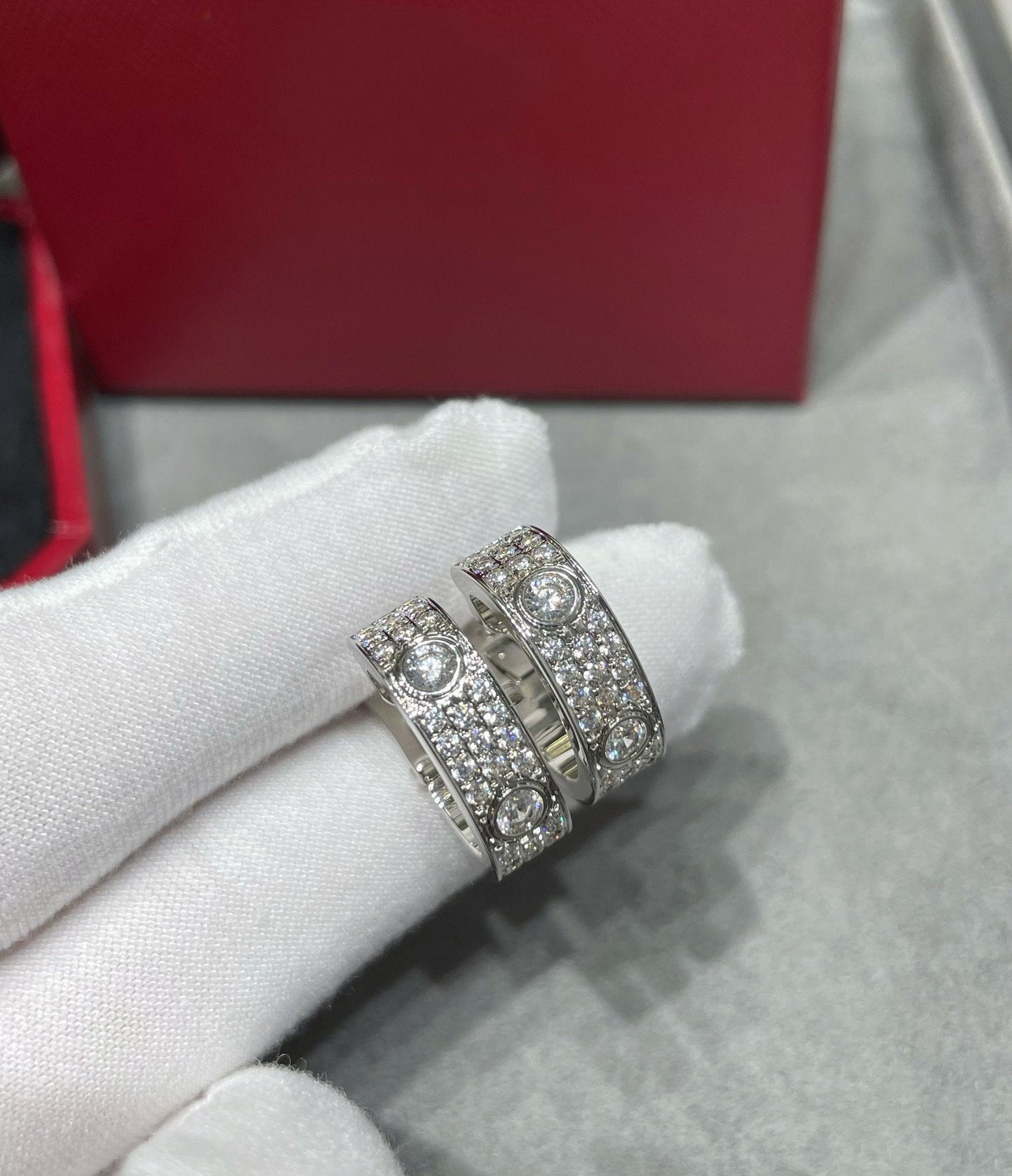 [Shinejoy]LOVE 5.5MM DIAMOND PAVED EARRINGS