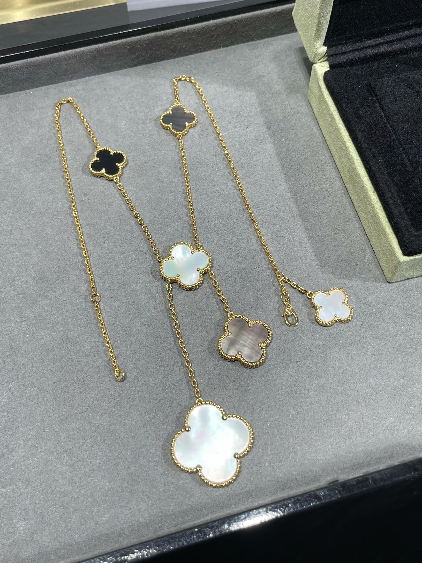 [Shinejoy]CLOVER 6 MOTIF MOP ONYX GOLD NECKLACE