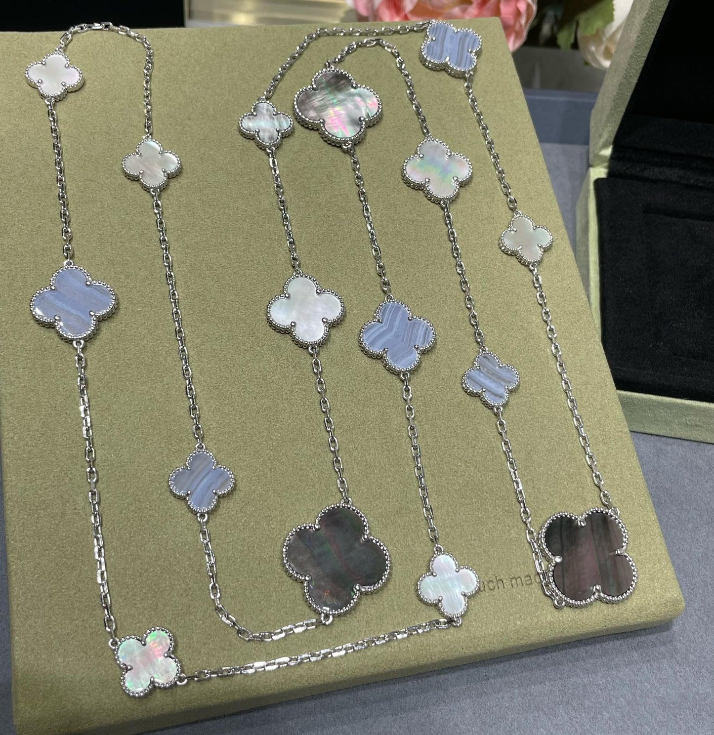 [Shinejoy]CLOVER 16 MOTIF CHALCEDONY MOP SILVER NECKLACE