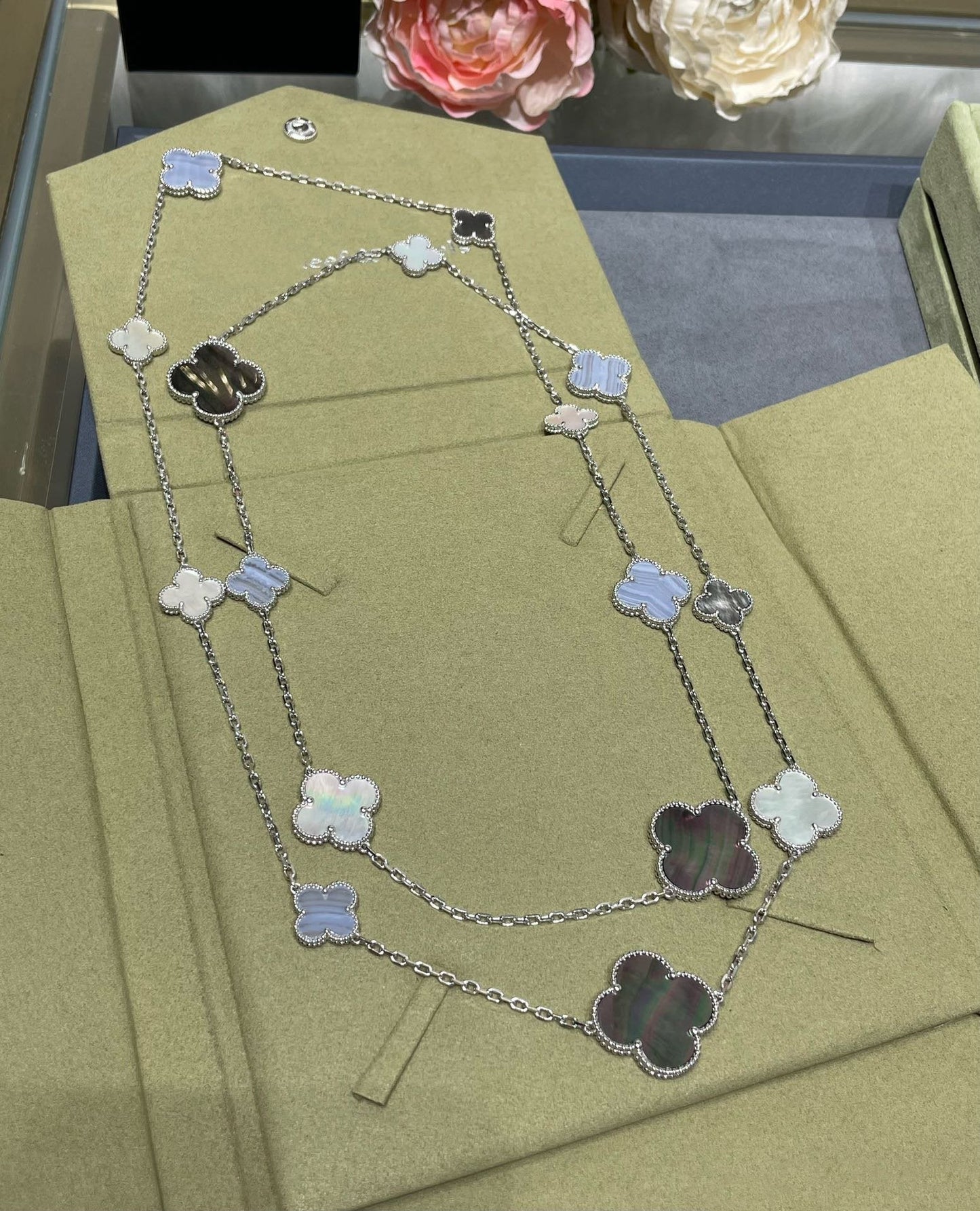 [Shinejoy]CLOVER 16 MOTIF CHALCEDONY MOP SILVER NECKLACE