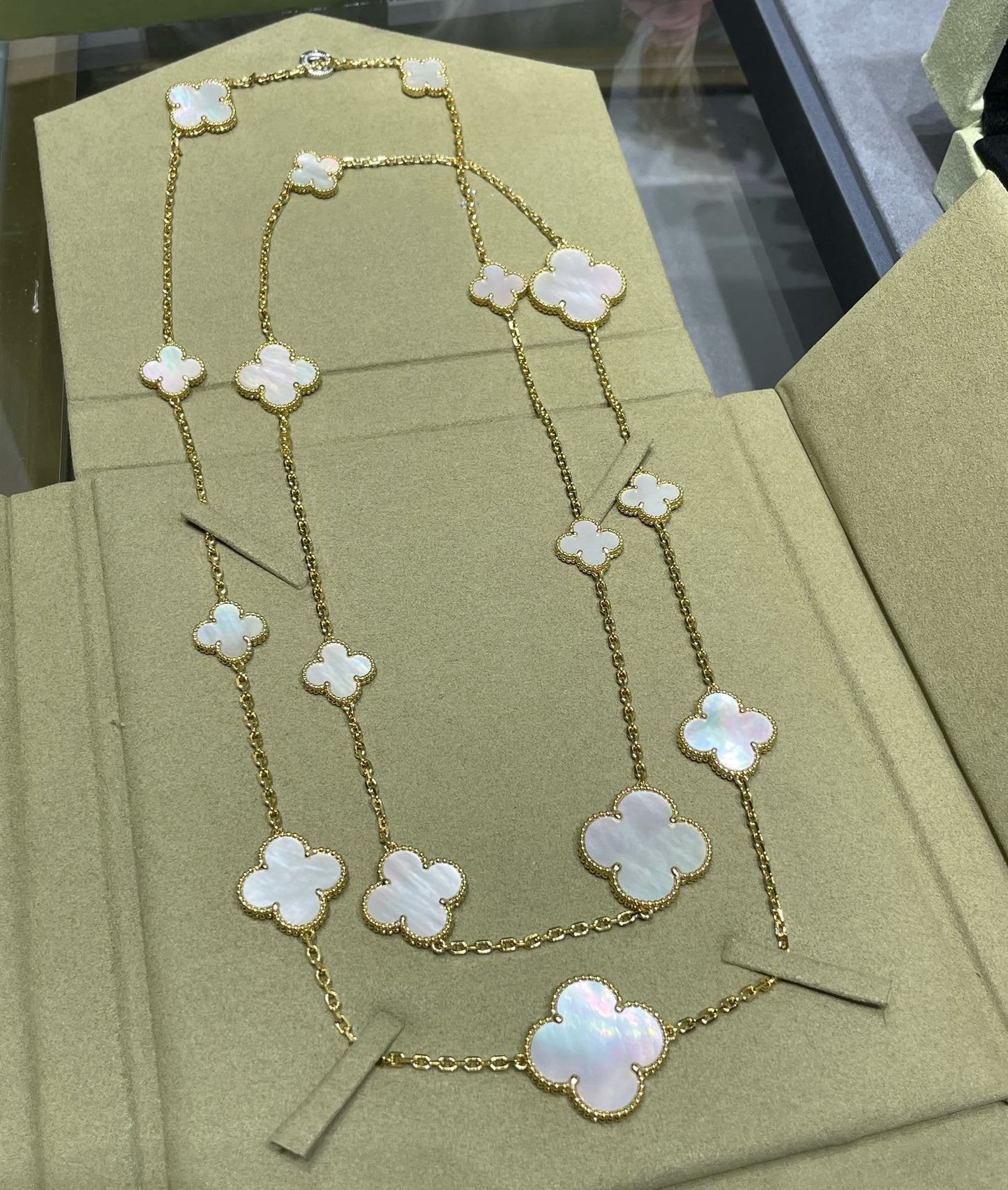 [Shinejoy]CLOVER 16 MOTIF WHITE MOP GOLD NECKLACE