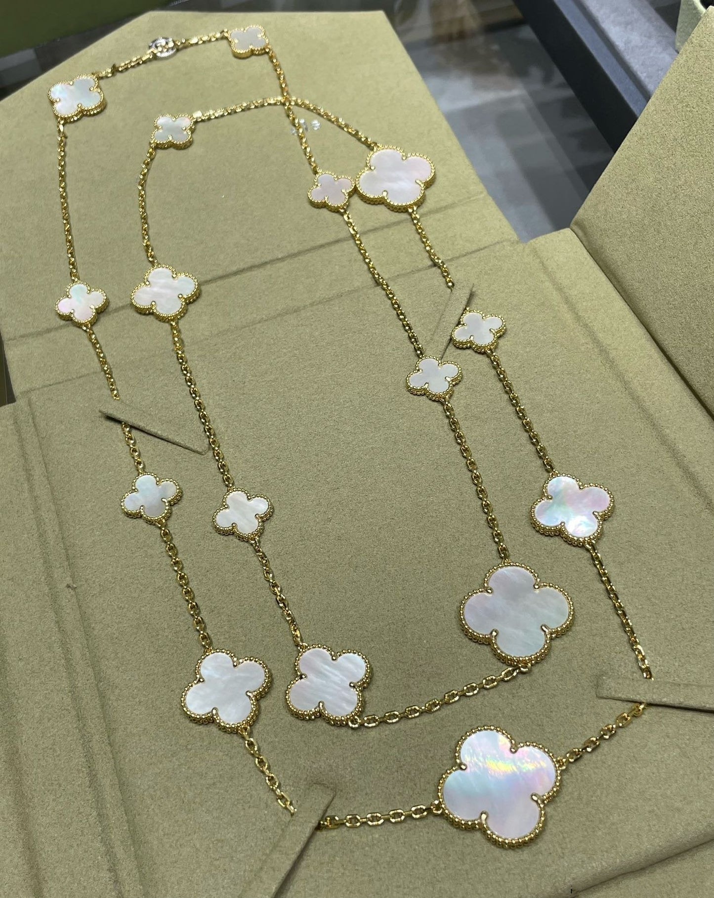 [Shinejoy]CLOVER 16 MOTIF WHITE MOP GOLD NECKLACE