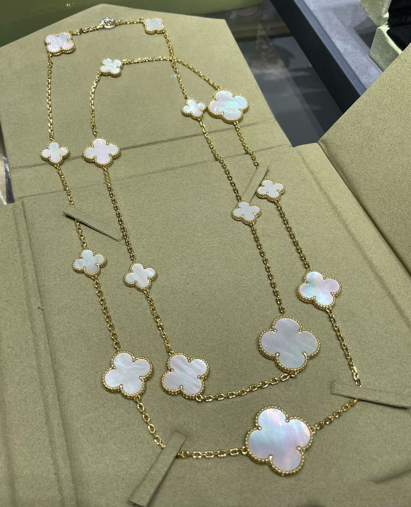 [Shinejoy]CLOVER 16 MOTIF WHITE MOP GOLD NECKLACE