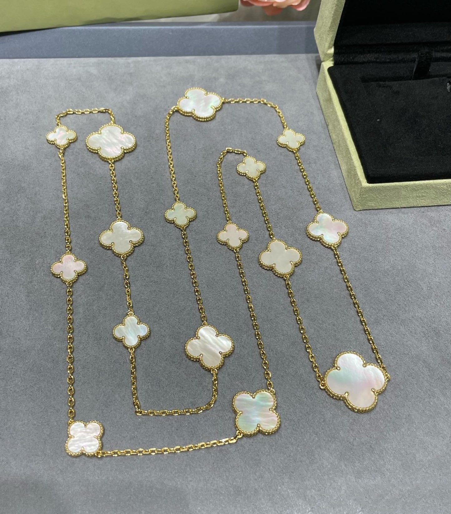 [Shinejoy]CLOVER 16 MOTIF WHITE MOP GOLD NECKLACE