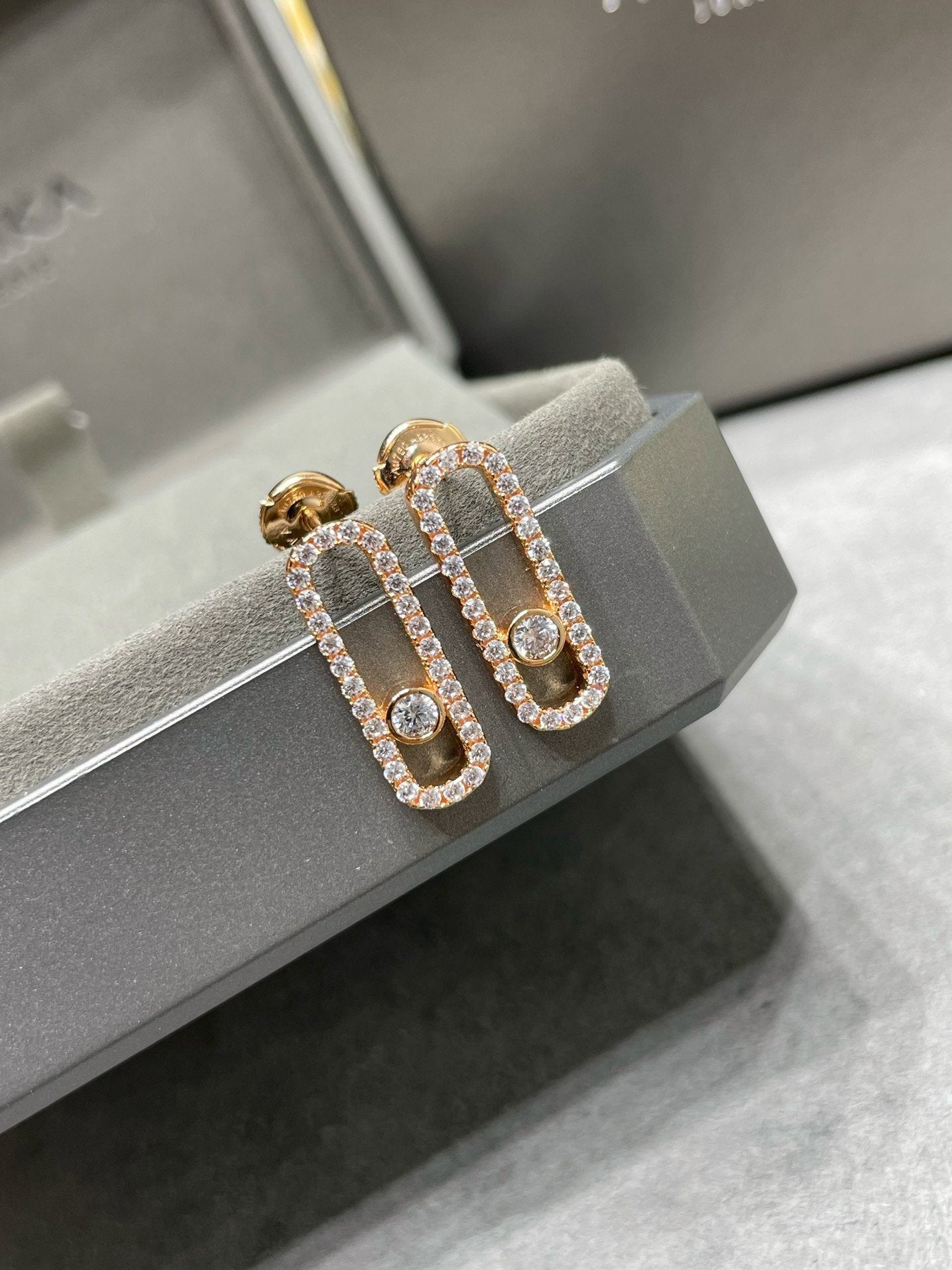 [Shinejoy]MOVE UNO STUD DIAMOND PAVED EARRINGS