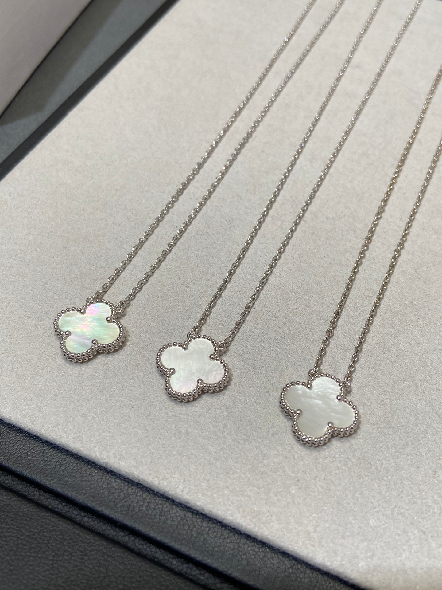 [Shinejoy]CLOVER MEDIUM SILVER WHITE MOP NECKLACE