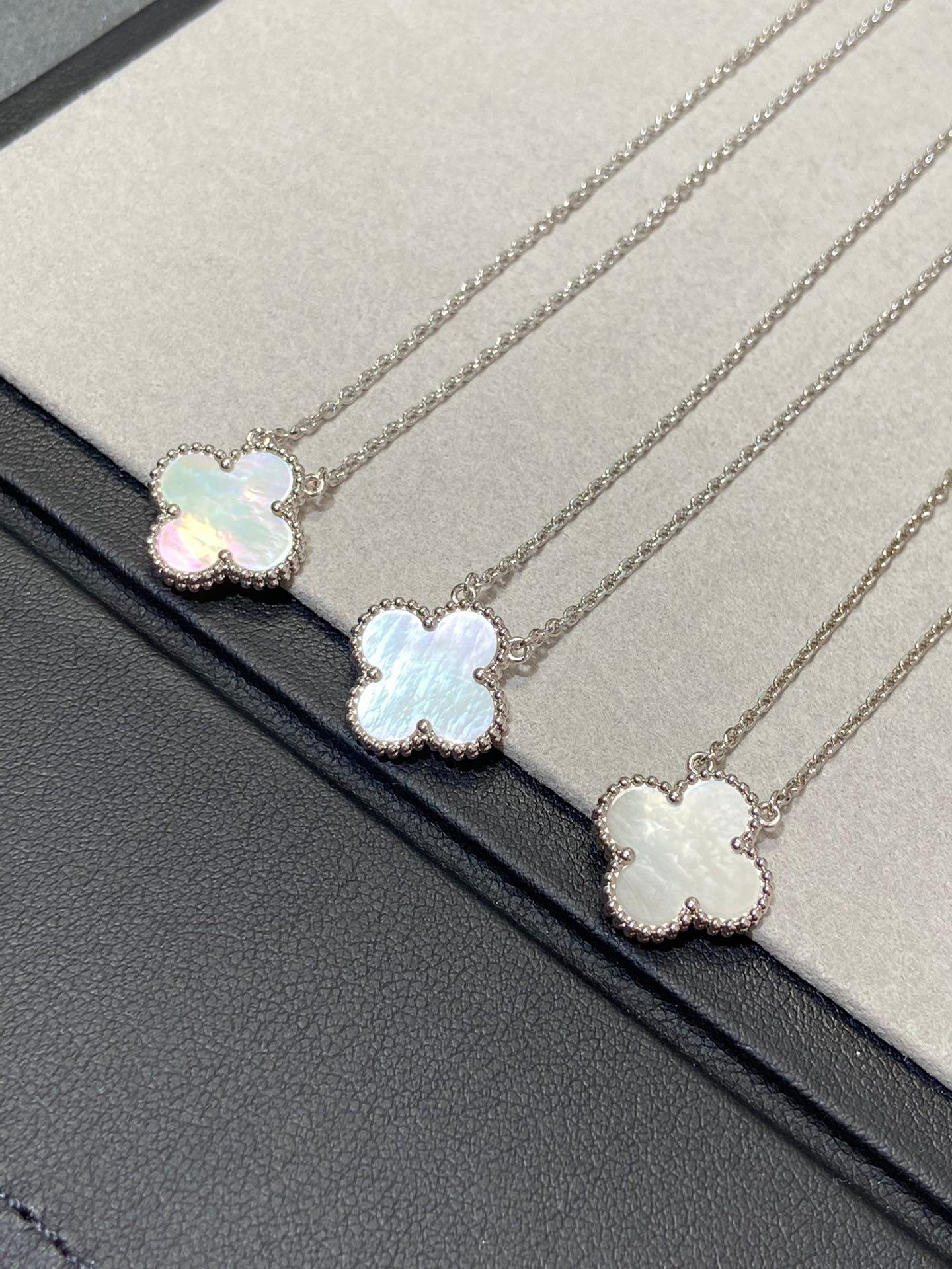 [Shinejoy]CLOVER MEDIUM SILVER WHITE MOP NECKLACE