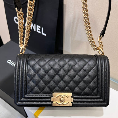 BOY BAG MEDIUM 25 CAVIAR NOIR MÉTAL DORÉ