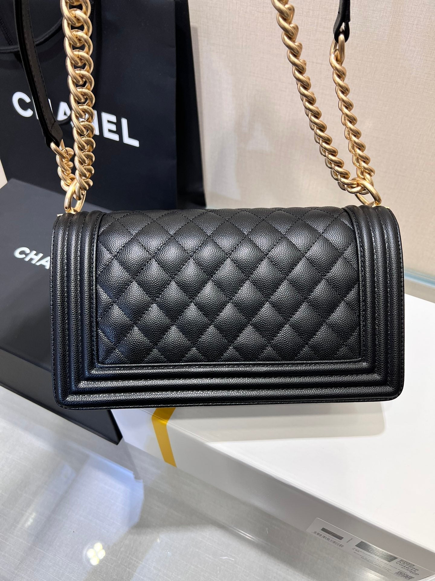 BOY BAG MEDIUM 25 CAVIAR NOIR MÉTAL DORÉ