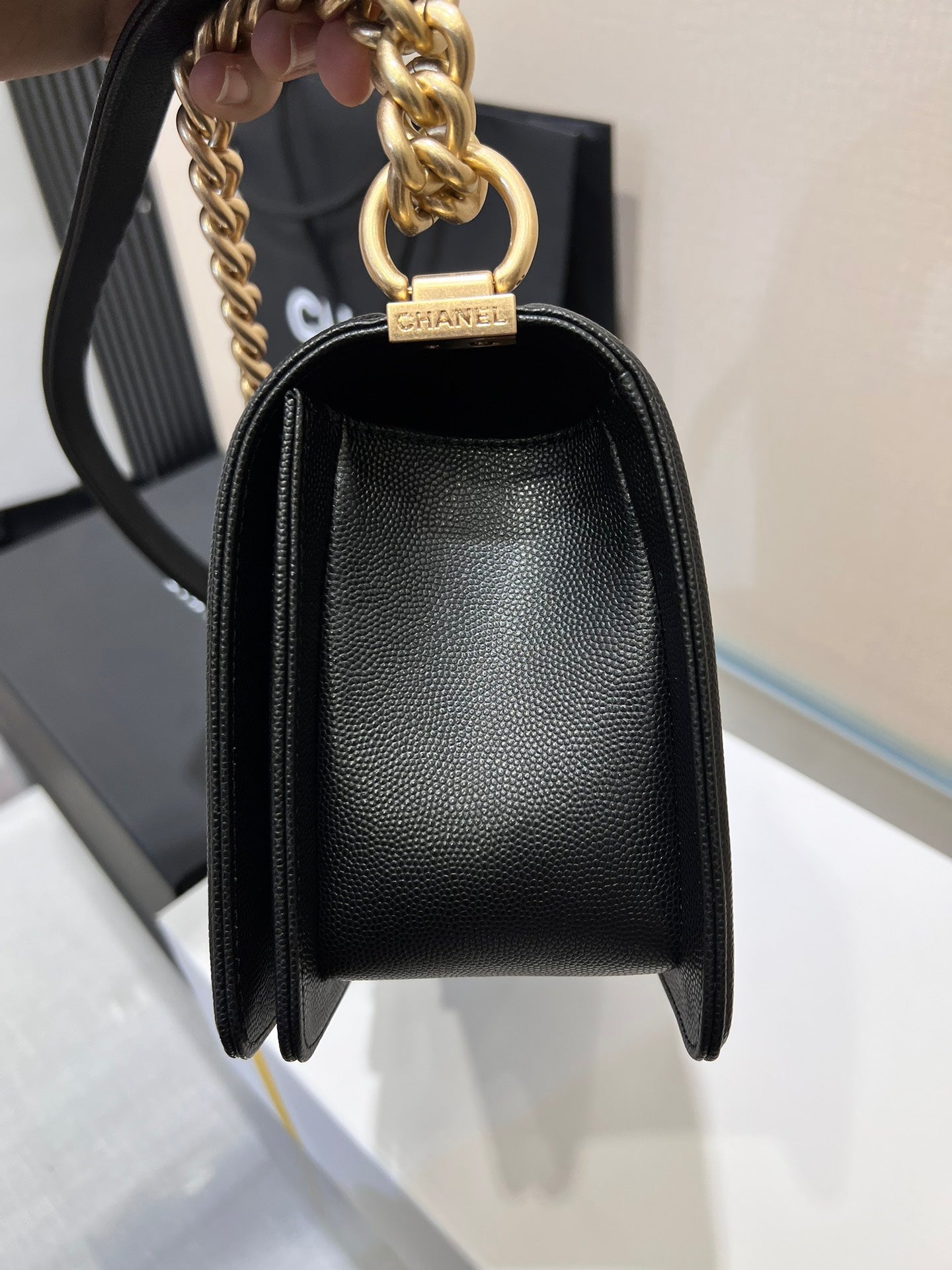 BOY BAG MEDIUM 25 CAVIAR NOIR MÉTAL DORÉ