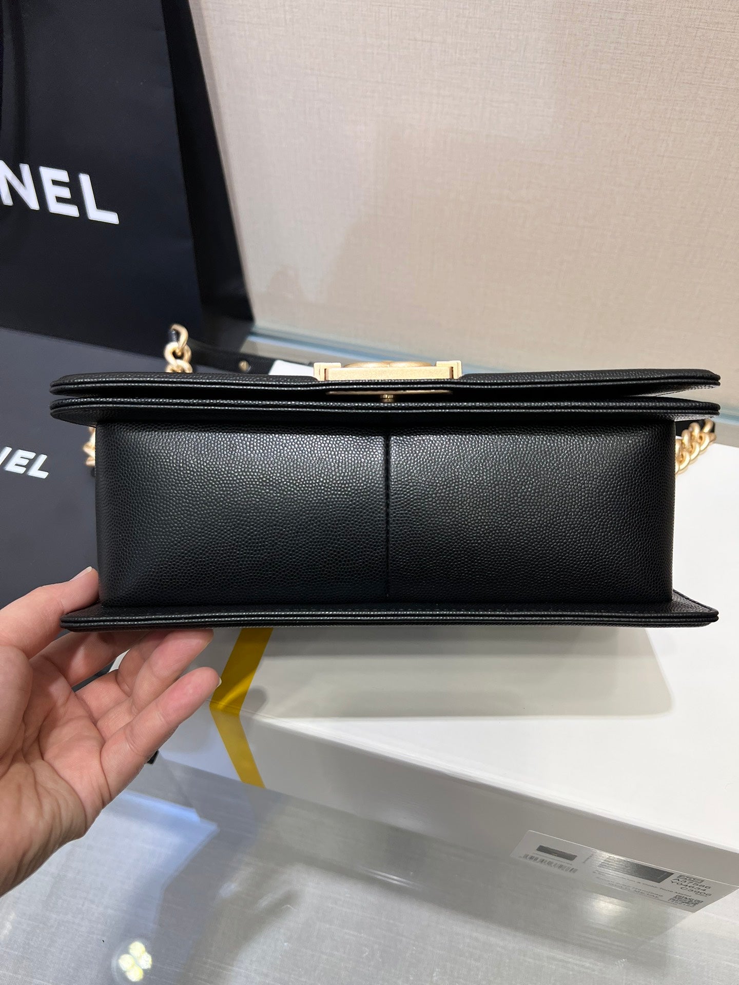 BOY BAG MEDIUM 25 CAVIAR NOIR MÉTAL DORÉ