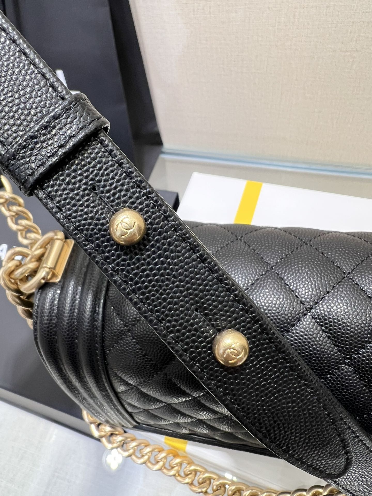 BOY BAG MEDIUM 25 CAVIAR NOIR MÉTAL DORÉ