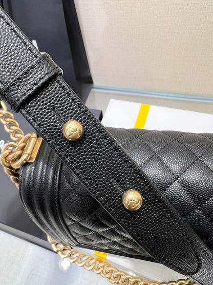BOY BAG MEDIUM 25 CAVIAR NOIR MÉTAL DORÉ