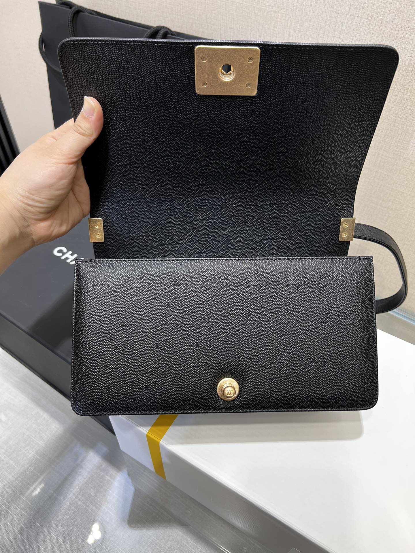 BOY BAG MEDIUM 25 CAVIAR NOIR MÉTAL DORÉ