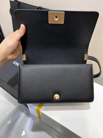 BOY BAG MEDIUM 25 CAVIAR NOIR MÉTAL DORÉ