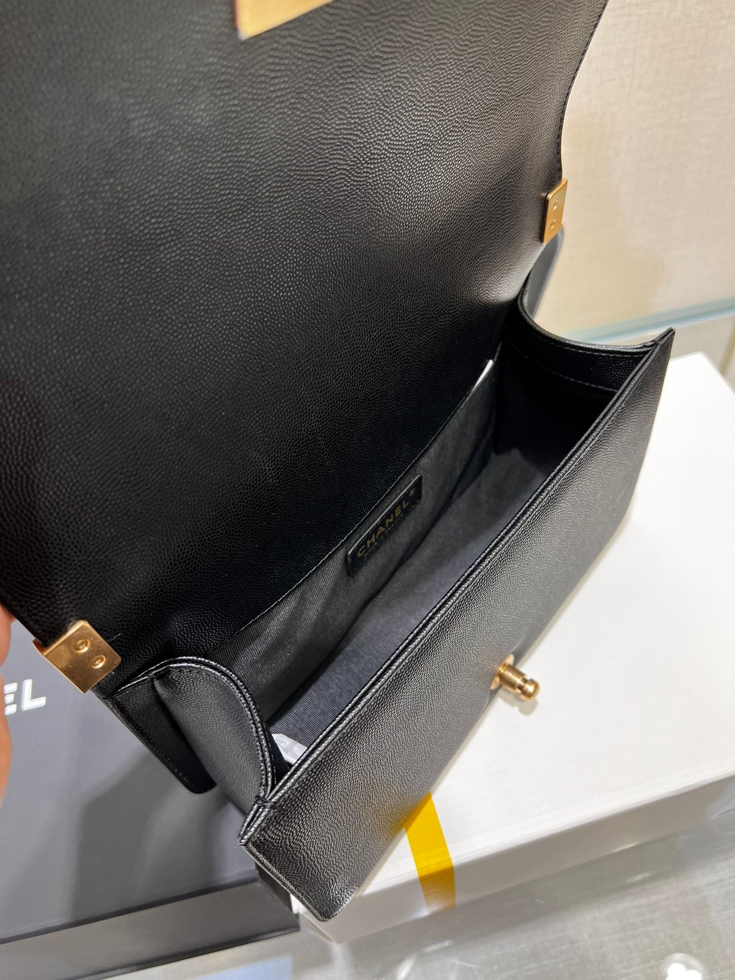 BOY BAG MEDIUM 25 CAVIAR NOIR MÉTAL DORÉ