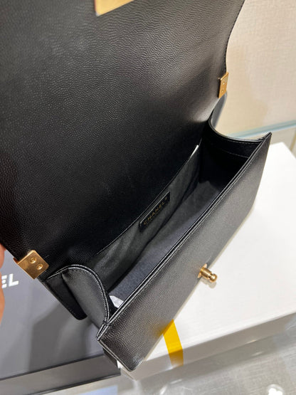 BOY BAG MEDIUM 25 CAVIAR NOIR MÉTAL DORÉ