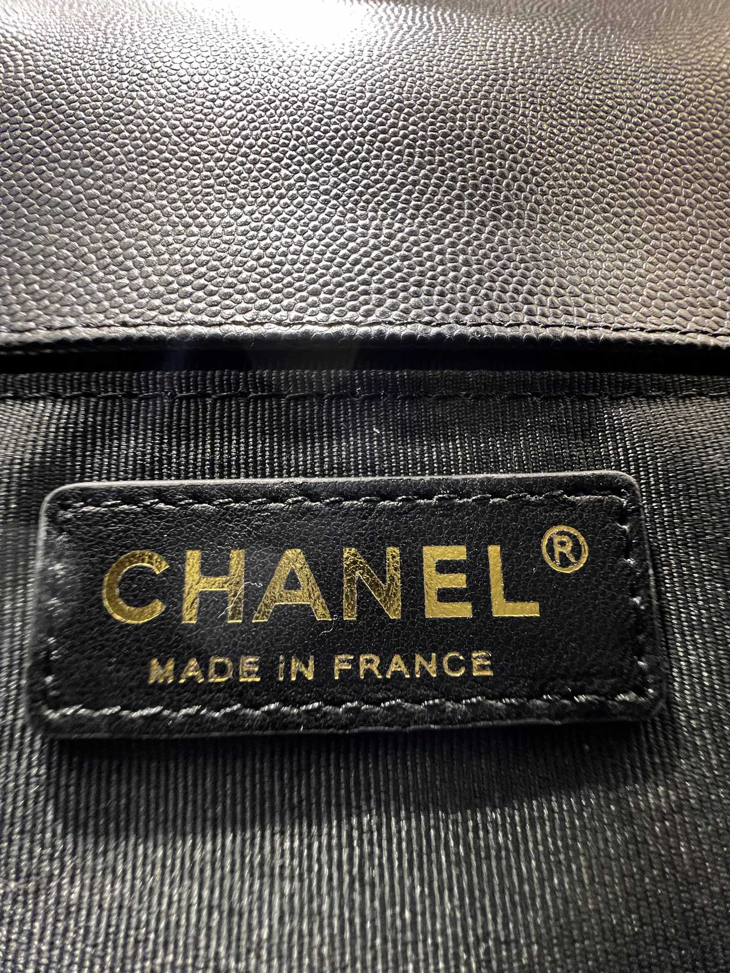 BOY BAG MEDIUM 25 CAVIAR NOIR MÉTAL DORÉ